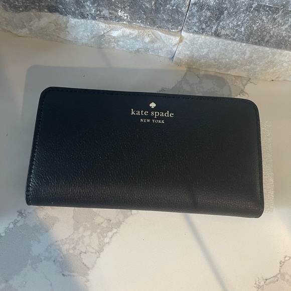 Kate spade ♠️ wallet black bailey flaw is on back of wallet new with tags - Picture 8 of 13
